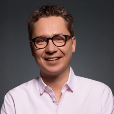  Contratar a Sergey Young.