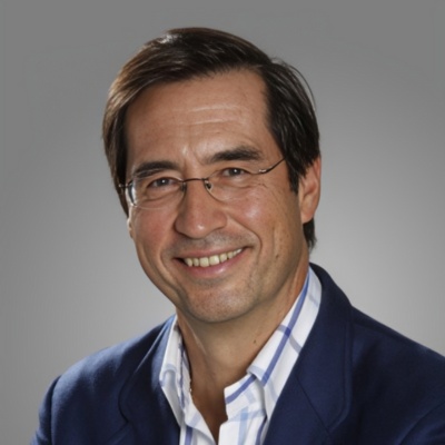  Contratar a Mario Alonso Puig.